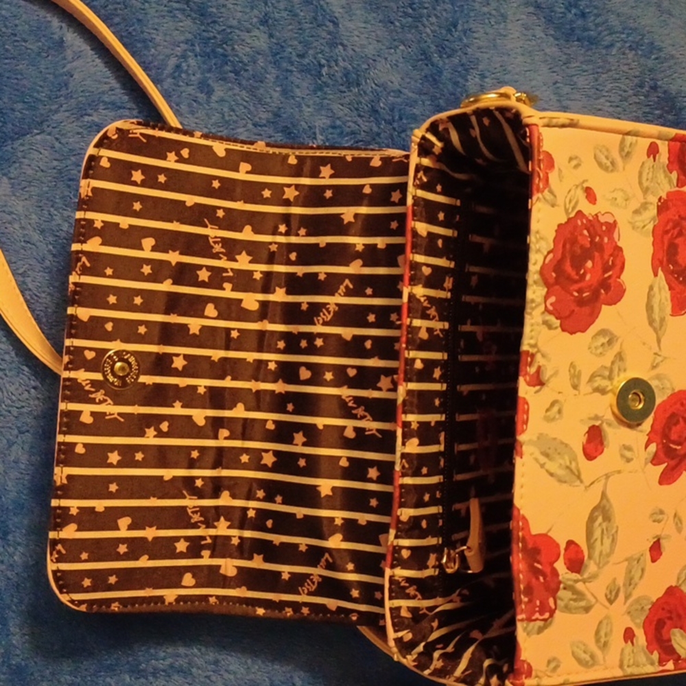 NWT Betsey Johnson floral crossbody purse ๐ Great for gift! Offers welcome! - Picture 9 of 10